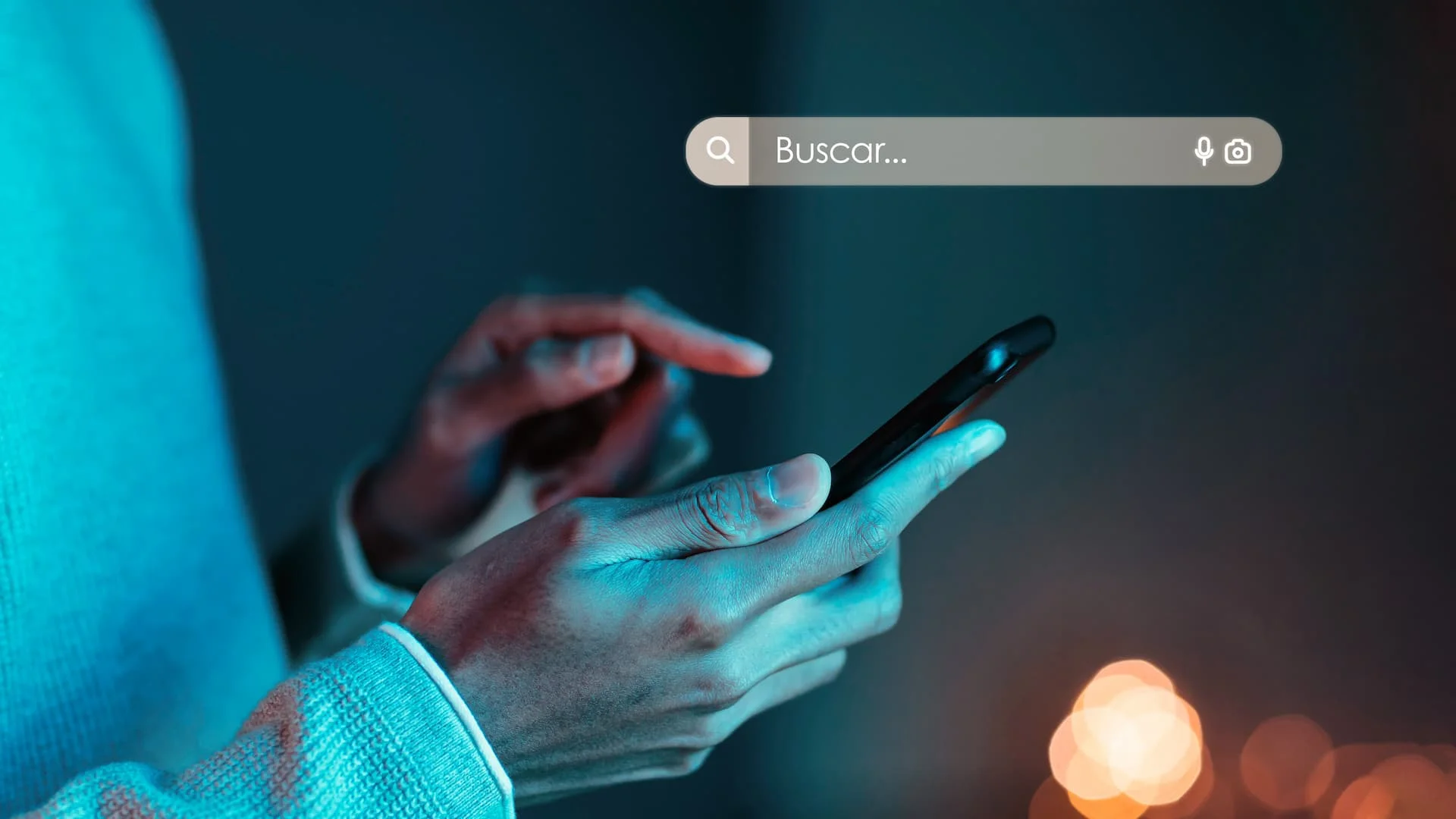 Imagen de persona buscando en su celular con cuadro de búsqueda superpuesto haciendo alusión a la optimización SEO y al posicionamiento web